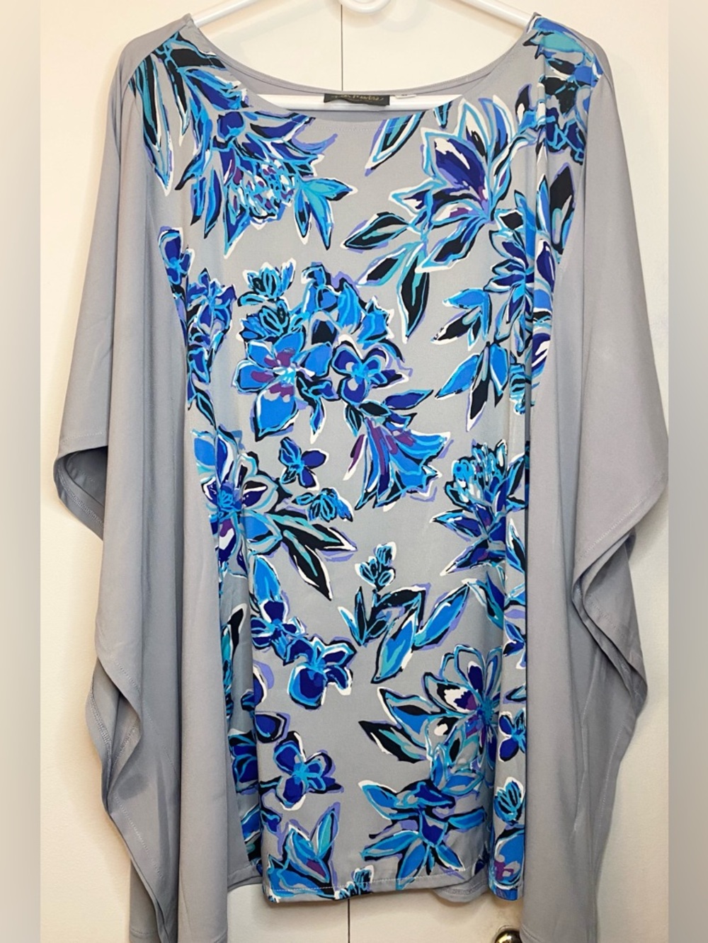 Bob Mackie Wearable Art floral/batwing sleeves. EUC! (Size 3X)